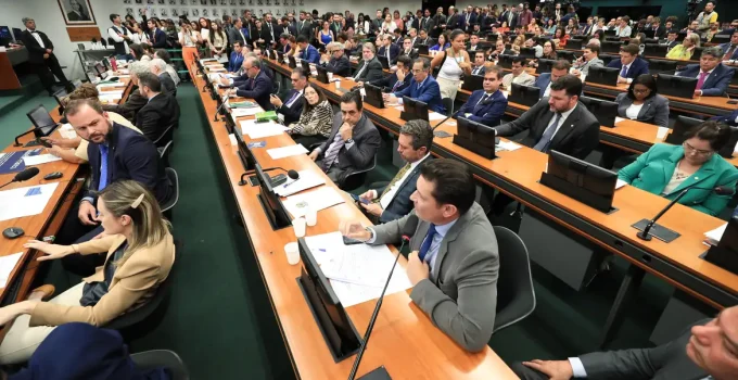 Fim da Escala 6x1 na Câmara: CCJ analisa mudança que pode impactar milhões de trabalhadores; entenda o PL de Lula