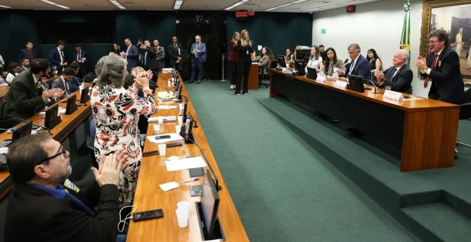 Fim da Escala 6x1 no Brasil? CCJ aprova propostas que podem reduzir jornada e mudar rotina de milhões de trabalhadores