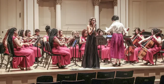 Orquestra feminina do Rio encanta na Itália: Da favela ao Vaticano, jovens musicistas celebram legado de Chiquinha Gonzaga