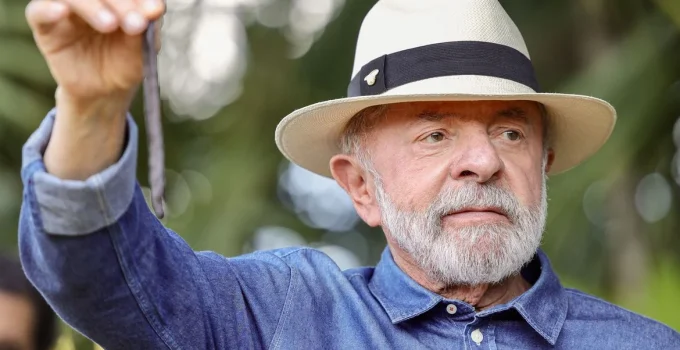 Lula viaja para SP para procedimento simples no couro cabeludo e trata tendinite no polegar; veja detalhes