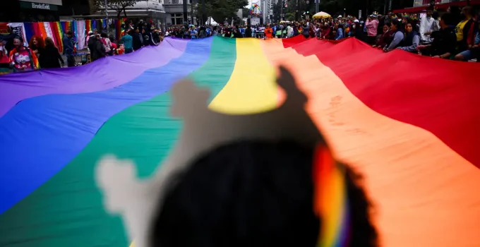 Parada LGBT+ SP 2026: "A rua convoca, a urna confirma" - Voto e Política Ganham Destaque na Avenida Paulista